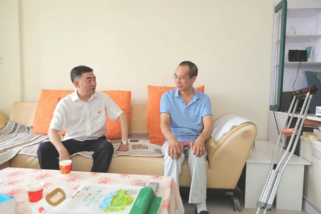 蜀道集團(tuán)黨委副書記、董事鄒蔚走訪慰問四川路橋困難黨員