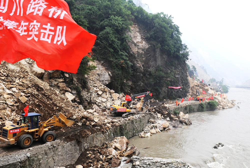 “5.12”汶川大地震后，四川路橋搶險隊全力搶通都汶公路